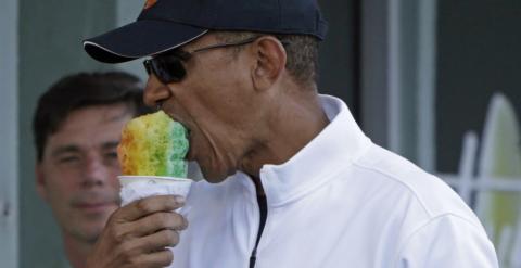Obama, con un helado en Hawaii. REUTERS/Gary Cameron