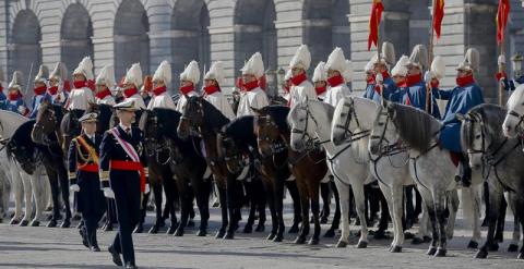 El rey, en su primera celebración de la Pascua Militar, ha recuperado el vistoso protocolo castrense de este acto que tiene lugar en el Palacio Real