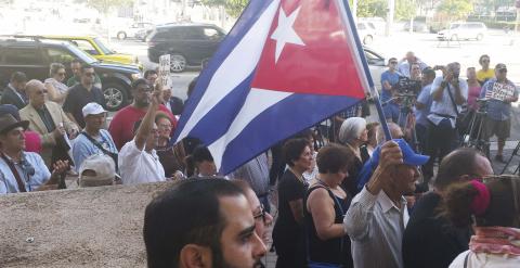 Personas participando en Miami en una marcha en favor de los disidentes cubanos. /REUTERS