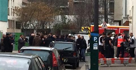 Bomberos y policías en la entrada de la revista 'Charlie Hebdo'. /AFP