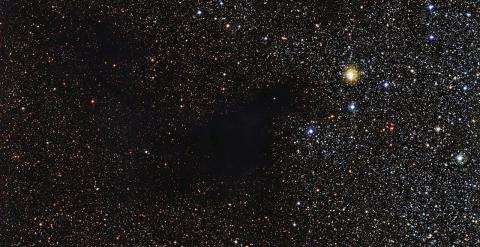 La nebulosa, conocida como LDN 483, está a unos 700 años luz de distancia, en la constelación de Serpens (La serpiente). /ESO