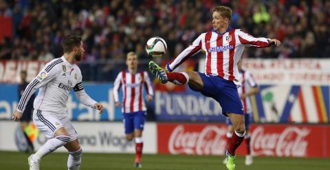 Torres controla un balón durante el partido. REUTERS/Susana Vera