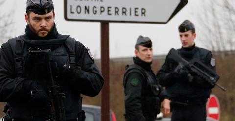 Gendarmes franceses aseguran la escena de la toma de rehenes por los secuestradores. REUTERS