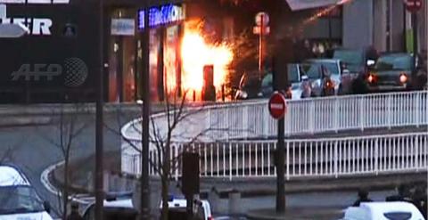 Una explosión en la puerta de la tienda judía de París durante el asalto policial para rescatar a los rehenes. -AFP