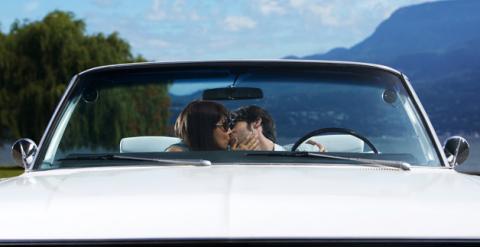 besos en un coche