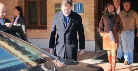 El presidente del Gobierno, Mariano Rajoy, a la salida este sábado del Parador Nacional de Turismo de Toledo donde se ha reunido el Comité de Dirección del PP / EP