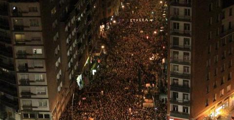 Decenas de miles de personas participan hoy en Bilbao en la manifestación contra la dispersión de los presos de ETA.  EFE/Luis Tejido