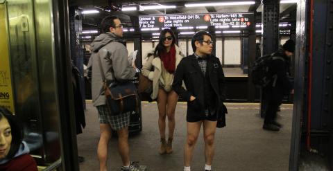 Pasajeros del metro de Nueva York viajan sin pantalones durante el 'The No Pants Subway Ride'. EFE/Anna Buj