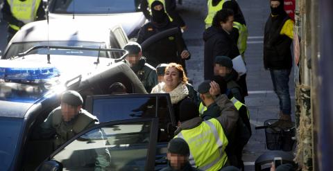 Agentes de la Guardia Civil detienen a la abogada Jaione Carrera en Pamplona. EFE