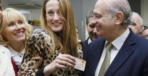 El ministro del Interior, Jorge Fernández Díaz (d), posa junto la nadadora olímpica Mireia Belmonte (2i), a quién se ha expedido el primer DNI electrónico 3.0, durante la presentación hoy en Lleida de este nuevo carné que permite la transmisión de datos