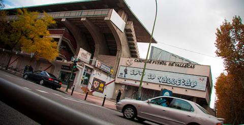 Uno de los laterales del estadio del Rayo, en la avenida de la Albufera.