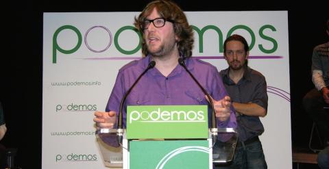 Miguel Urbán durante la presentación de Podemos en enero de 2014. Tras él, Pablo Iglesias. / Podemos (YouTube)
