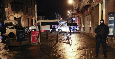 Varios antidisturbios vigilan los accesos cerrados a la calle donde se ha llevado a cabo una operación antiterrorista en la ciudad de Verviers. EFE
