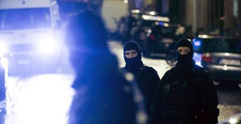 nntidisturbios vigilan los accesos cerrados a la calle donde se ha llevado a cabo una operación antiterrorista en la ciudad de Verviers. EFE