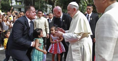 Fotografía facilitada por el gobierno filipino que muestra al papa Francisco y al presidente filipino, Benigno Aquino, saludando a varios niños en el palacio presidencial de Malacanang en Manila (Filipinas).