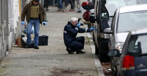 Agentes de Policía belgas toman pruebas en el lugar donde fueron abatidos los dos supuestos terroristas. - REUTERS