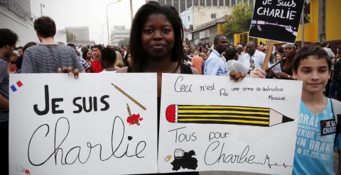 Una mujer con unos carteles en apoyo a 'Charlie Hebdo'. REUTERS/Thierry Gouegnon