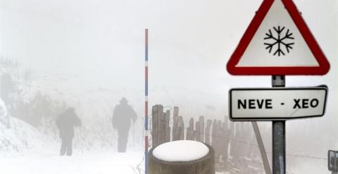 Dos personas suben a pie al albergue de los Ancares y Tres Obispos (Lugo) que permanecía hoy cubierto de nieve debido al temporal de frío que afecta a Galicia y gran parte de la península. EFE/Eliseo Trigo