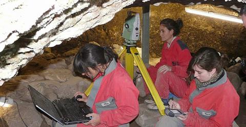Imagen facilitada por el Instituto Catalán de Paleoecología Humana y Evolución Social que muestra a varios investigadores en la excavación en la Cueva del Mirador en Atapuerca. EFE