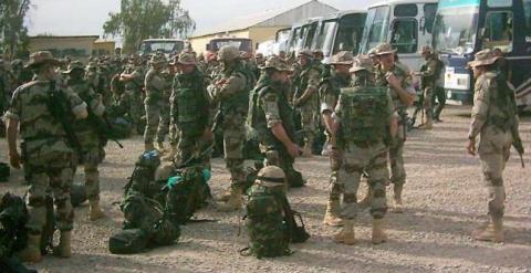 Militares españoles, a su llegada a Base España en Diwaniya (Irak), en 2004. EFE