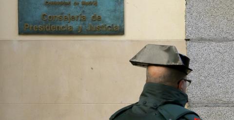 Un guardia civil en la entrada de la sede de la Consejería de la Presidencia de la Comunidad de Madrid. EFE/Juanjo Martín