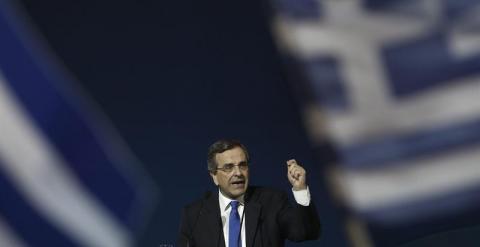 El primer ministro griego, Andonis Samarás, se dirige a sus seguidores durante el último acto de la campaña electoral de su partido, Nueva Democracia, en Atenas, Grecia. EFE
