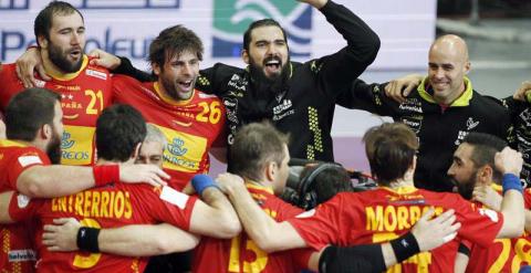 Los jugadores de la selección celebran la victoria ante Túnez. / EFE