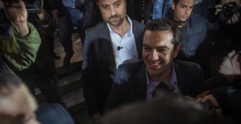 Un Tsipras sonriente se dirige a dar su primer discurso como ganador de las elecciones. - CLEMENTE BERNAD