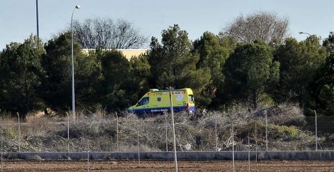 Una ambulancia acude a la base aérea de Los Llanos (Albacete) donde dos pilotos han fallecido y otras diez personas han resultado heridas -seis de gravedad- al estrellarse un avión F-16 griego. EFE