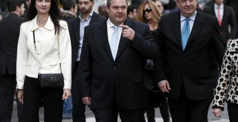 El líder del partido derechista Griegos Independientes, Panos Kammenos, socio de gobierno de Alexis Tsipras, con varios de sus colaboradores a la salida de la ceremonia de juramento del nuevo Ejecutivo heleno. REUTERS/Alkis Konstantinidis