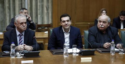 El primer ministro griego, Alexis Tsipras, entre el viceprimer ministro, Yannis Dragasakis (i), y el ministro de Interior y de Reconstrucción Administrativa, Nikos Voutsis (d), en la primera reunión del nuevo gabiente heleno. REUTERS/Alkis Konstantinidis