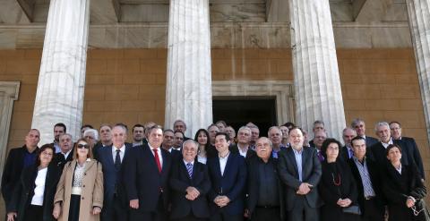 El primer ministro griego, Alexis Tsipras, opsa con todos sus ministros, viceministros y secretarios de Estado, en la puerta del Parlamento, tras la primera reunión del gabinete. REUTERS/Alkis Konstantinidis