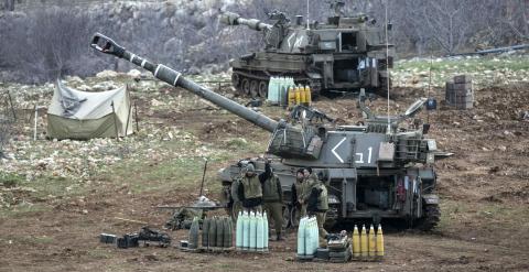 Soldados israelíes junto a una unidad de artillería móvil cerca de la frontera con Siria en el Golán. REUTERS