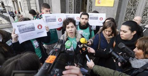 La secretaria general del Sindicato de Estudiantes, Ana García, en las puertas del Ministerio de Educación, Cultura y Deporte este viernes / EFE