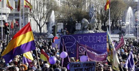 Numerosas personas aguardan junto a la fuente de La Cibeles para participar en la manifestación que Podemos ha convocado hoy bajo el lema 'Marcha por el cambio', una 'movilización histórica' para abrir 'un cambio de ciclo político en España' y que parte a