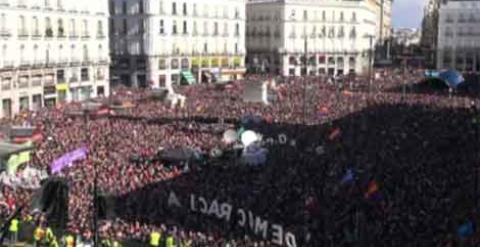 Miles de personas abarrotan la Puerta del Sol. /PÚBLICO