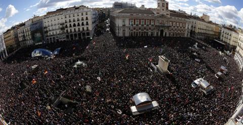 Vista de la Puerta del Sol de Madrid. La manifestación convocada por Podemos para advertir al Gobierno de que 'empieza su cuenta atrás', ha comenzado este mediodía desde la madrileña Plaza de Cibeles, bajo el lema 'Es ahora', con una multitudinaria asist