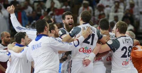 Los jugadores franceses celebran la victoria ante Qatar. REUTERS/Mohammed Dabbous