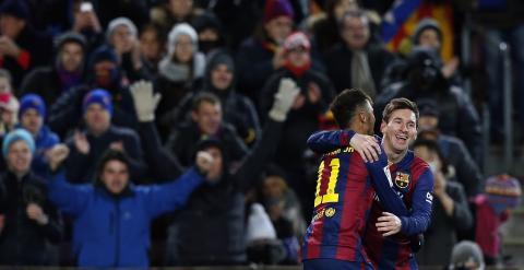 Messi celebra con Neymar su gol al Villarreal. REUTERS/Gustau Nacarino