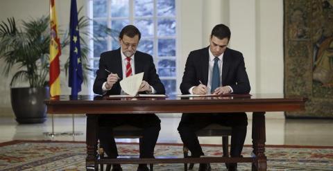 El presidente del Gobierno, Mariano Rajoy (i), y el secretario general del PSOE, Pedro Sánchez, firman su primer pacto de Estado, el 'Acuerdo para afianzar la unidad en defensa de las libertades y en la lucha contra el terrorismo', hoy en el Palacio de l