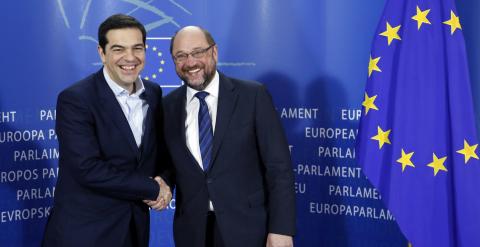 El primer ministro griego, Alexis Tsipras, posa con el presidente del Parlamento Europeo, Martin Schulz, antes de su reunión en Bruselas. REUTERS/Francois Lenoir