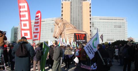 Imagen de los manifestantes concentrados frente a la sede de la Comisión Europea, en Bruselas, en la protesta contra el Tratado de Libre Comercio con EEUU. M.R.R.