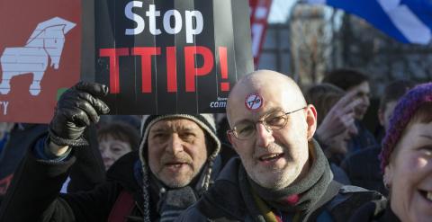 Un manifestante sostiene una pancarta contra el tratado comercial de la UE con EEUU, en la protesta frente a la sede de la Comisión Europea, en Bruselas. REUTERS/Yves Herman