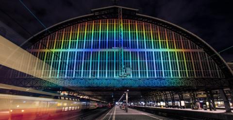 Arco iris luminoso basado en técnicas de astronomía que se proyecta todos los días sobre la estación central de Amsterdam con motivo del Año Internacional de la Luz. / STUDIO ROOSEGAARDE