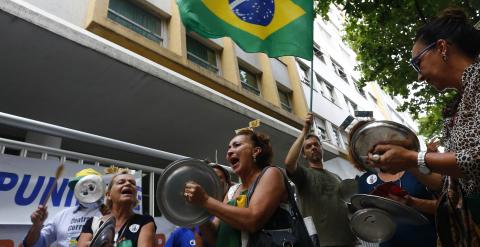 Manifestantes contra Petrobras, concentrados delante de la vivienda de la hasta ahora presidenta Maria das Gracas Silva Foster, en Rio de Janeiro. REUTERS/Ricardo Moraes