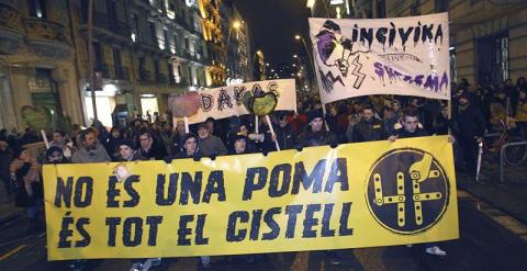 Miles de personas han desafiado esta tarde al frío y a la lluvia y se han manifestado por el centro de Barcelona para denunciar lo que consideran un 'montaje judicial, político y policial' del caso 4F, del que hoy se cumplen nueve años, recordando la muer