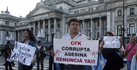 Protesta contra la presidenta de Argentina junto al Congreso del país. - REUTERS