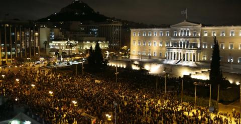 Miles de manifestantes llenan la la plaza Syntagma en Atenas. Reuters