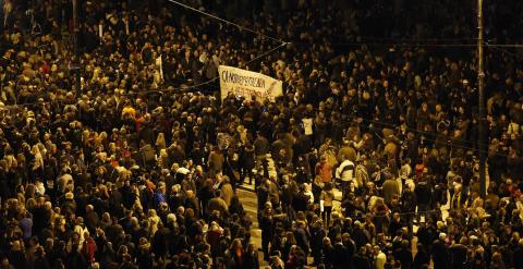 Miles de manifestantes llenan la la plaza Syntagma en Atenas. Reuters