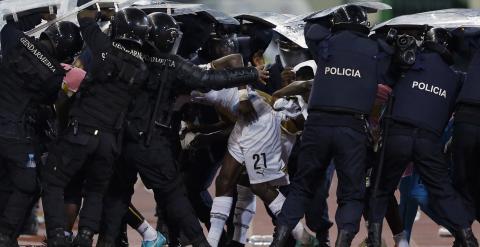 El jugador ghanés John Boye es escoltado por varios agentes de Policía. /REUTERS